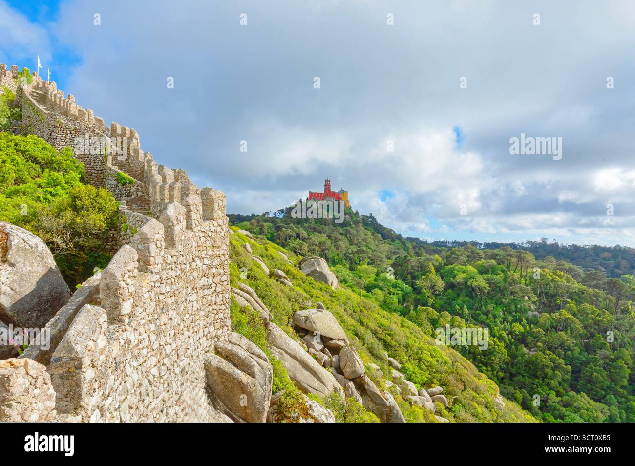 Vista di Castelo dos Mouros e Palazzo da pena in lontananza, Sintra, Portogallo Foto Stock