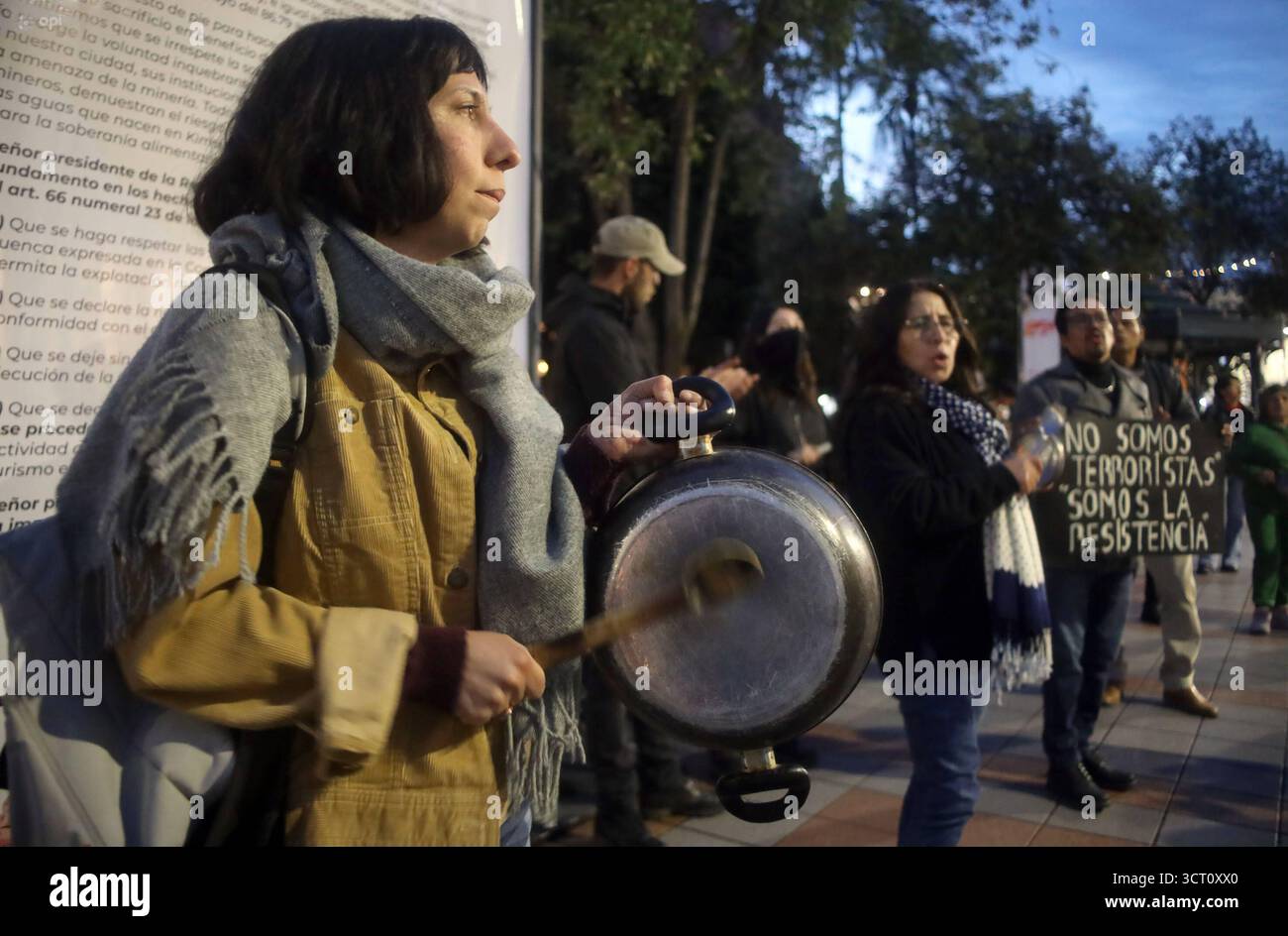 CUENCA PROTESTA DEL GOVERNO CACEROLAS Cuenca, Ecuador 3 ottobre 2025 nel pomeriggio e nella sera di oggi,a Calderon Park Womens Collective di Azuayo ha aderito alle proteste contro il governo del presidente Daniel Noboa a Cuenca solidarietà attiva con le persone arrestate e perseguitate durante lo sciopero Nazionale il dolore delle loro famiglie è il dolore di tutto il paese ha detto Foto Stock