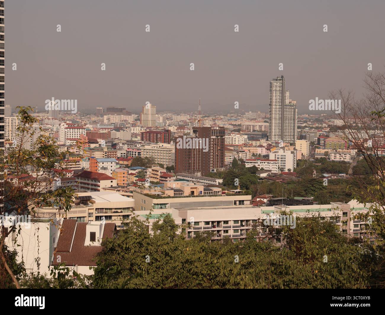 Una panoramica di un paesaggio urbano con il suo splendido skyline e varie aree residenziali Foto Stock