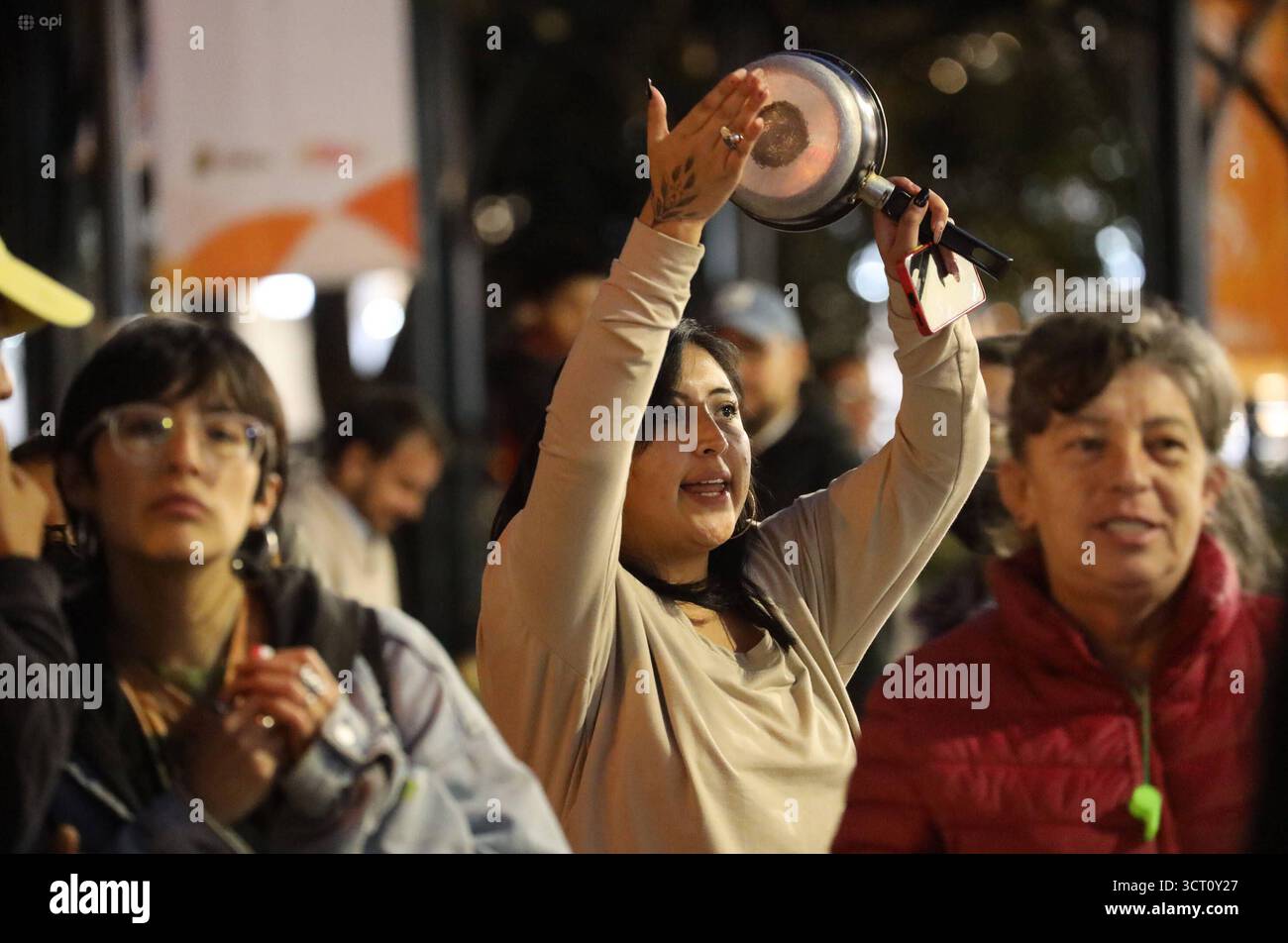 CUENCA PROTESTA DEL GOVERNO CACEROLAS Cuenca, Ecuador 3 ottobre 2025 nel pomeriggio e nella sera di oggi,a Calderon Park Womens Collective di Azuayo ha aderito alle proteste contro il governo del presidente Daniel Noboa a Cuenca solidarietà attiva con le persone arrestate e perseguitate durante lo sciopero Nazionale il dolore delle loro famiglie è il dolore di tutto il paese ha detto Foto Stock