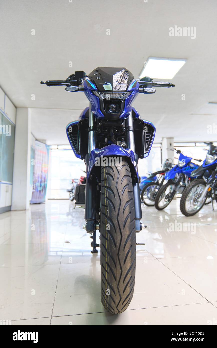 Lima perù settembre 26 2025: Moto blu yamaha fz25 in piedi in primo piano in uno showroom della concessionaria Foto Stock