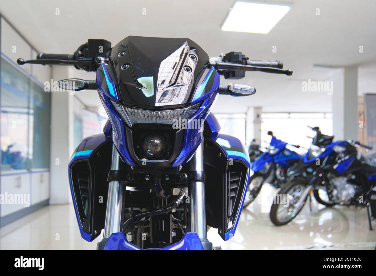 Lima perù settembre 26 2025: Moto blu yamaha fz25 in piedi in primo piano in uno showroom della concessionaria Foto Stock