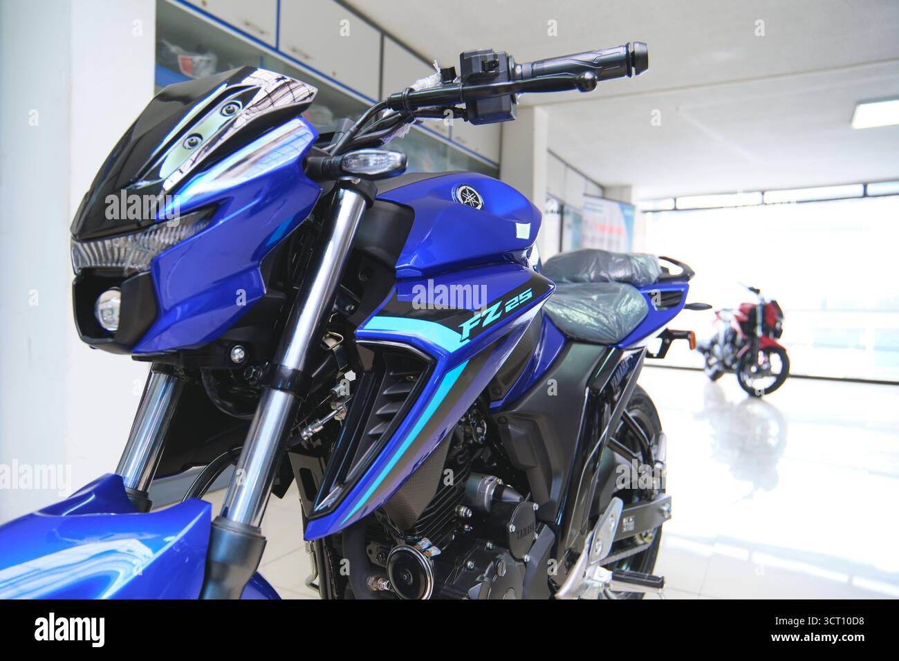 Lima perù settembre 26 2025: Moto blu yamaha fz25 in piedi in primo piano in uno showroom della concessionaria Foto Stock