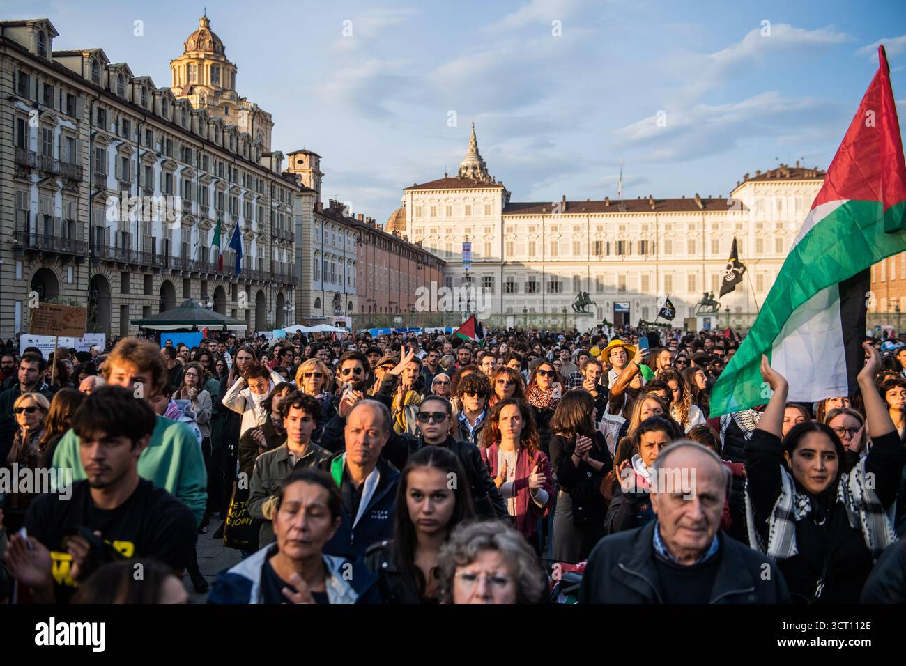 Torino, Abruzzo, Italia. 3 ottobre 2025. Migliaia di persone riempiono il centro della città durante lo sciopero nazionale per Gaza. La grande folla in Piazza Castello. Bandiera Palestina sullo sfondo (immagine di credito: © Sebastiano Bacci/ZUMA Press Wire) SOLO PER USO EDITORIALE! Non per USO commerciale! Foto Stock