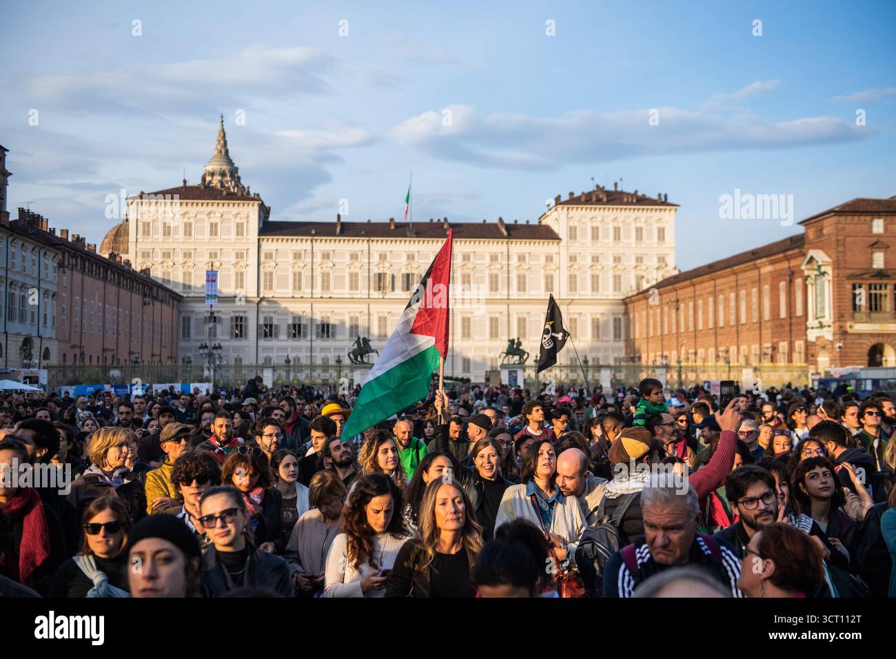 Torino, Abruzzo, Italia. 3 ottobre 2025. Migliaia di persone riempiono il centro della città durante lo sciopero nazionale per Gaza. La grande folla in Piazza Castello. Bandiera Palestina sullo sfondo (immagine di credito: © Sebastiano Bacci/ZUMA Press Wire) SOLO PER USO EDITORIALE! Non per USO commerciale! Foto Stock