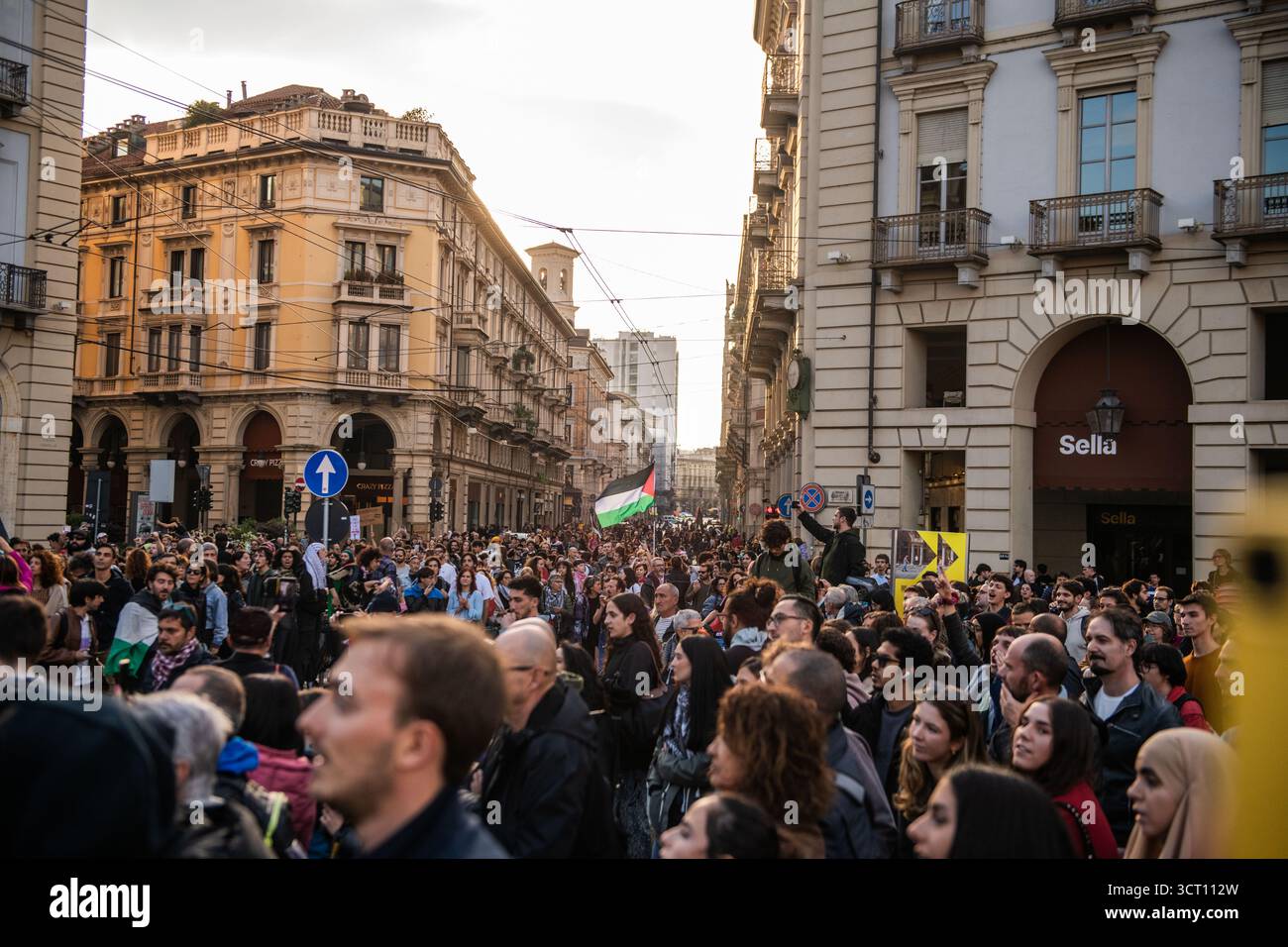 Torino, Abruzzo, Italia. 3 ottobre 2025. Migliaia di persone riempiono il centro della città durante lo sciopero nazionale per Gaza. La grande folla nel centro città. Bandiera Palestina sullo sfondo (immagine di credito: © Sebastiano Bacci/ZUMA Press Wire) SOLO PER USO EDITORIALE! Non per USO commerciale! Foto Stock