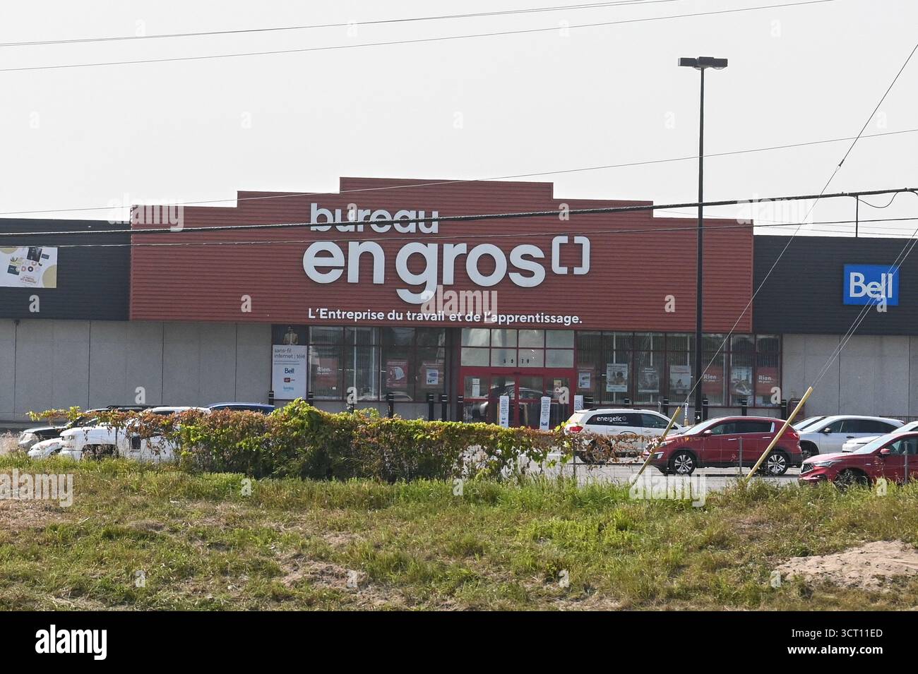 Ottawa, ONTARIO, Canada - 3 ottobre 2025: Un centro commerciale commerciale che ospita i principali negozi canadesi come Dollarama e Bureau en Gros, che rappresentano il modello Foto Stock