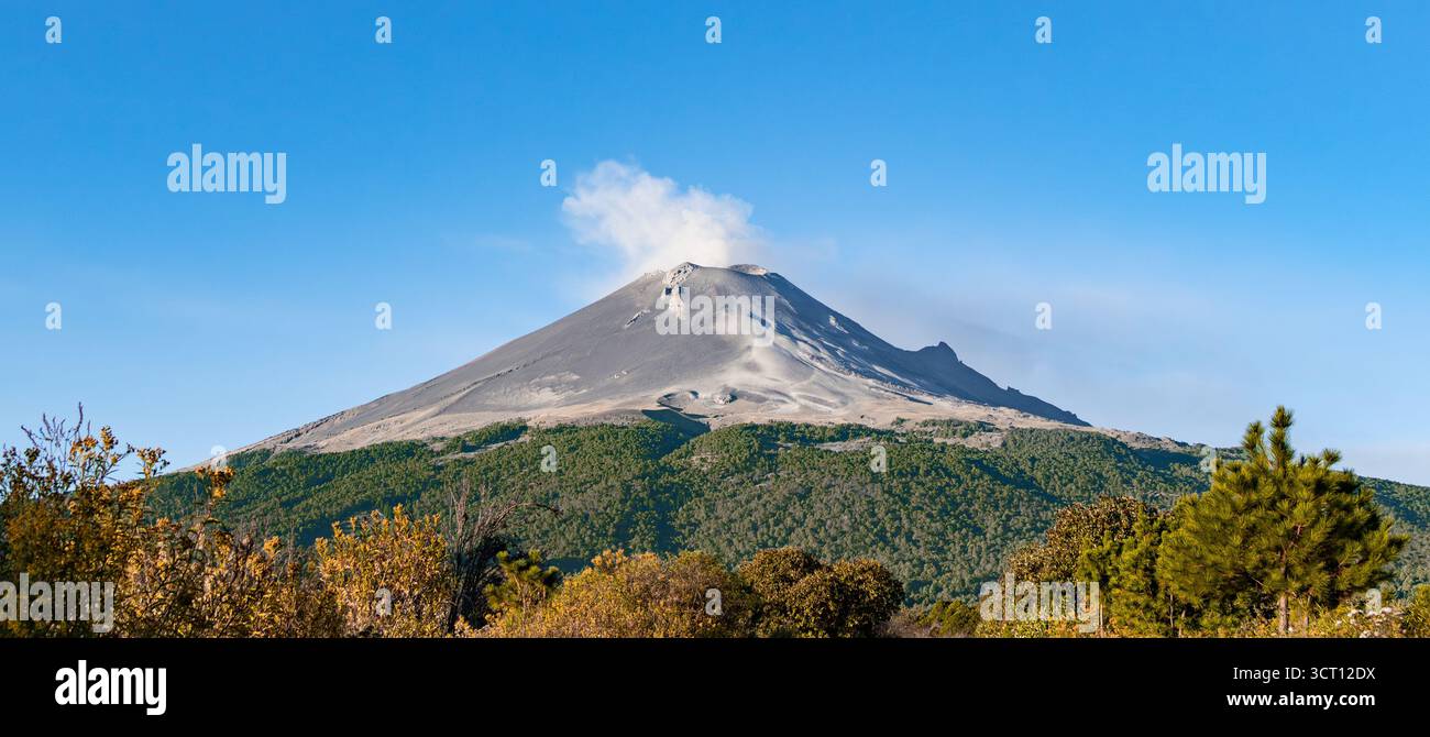 Una montagna con una nuvola di fumo che sale da essa. vulcano popocatepetl messico, Foto Stock