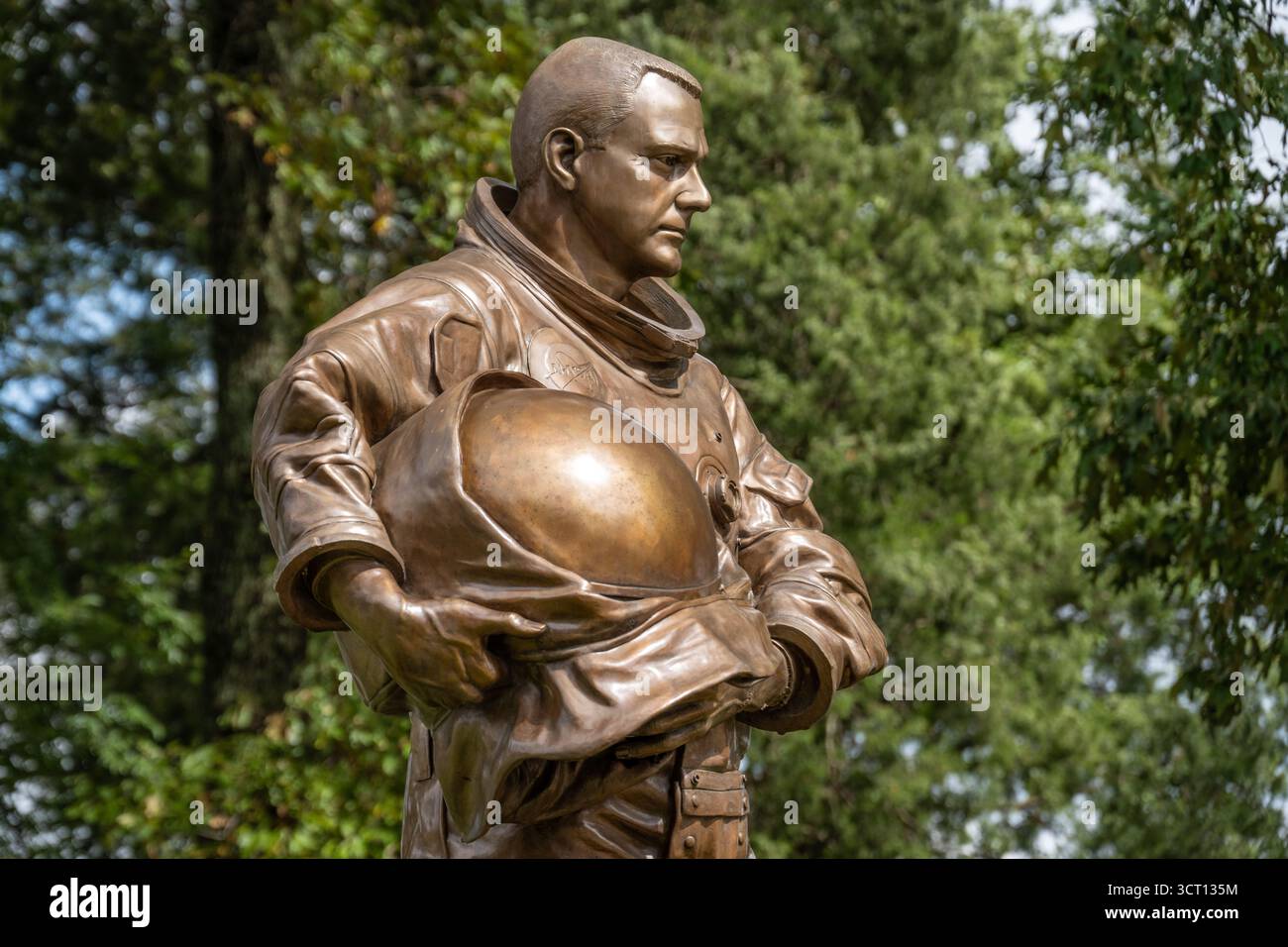 Statua di bronzo dell'astronauta presso lo U.S. Space & Rocket Center di Huntsville, Alabama, per commemorare i pionieri dell'esplorazione spaziale. (USA) Foto Stock