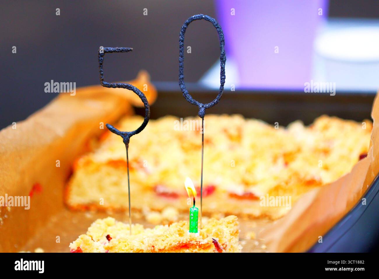 Torta di compleanno del 50° con Sparkler e candela in fiamme Foto Stock