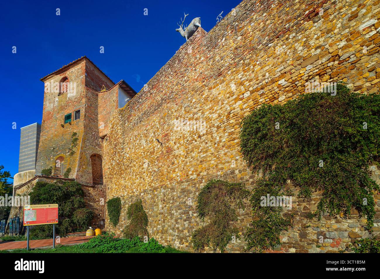 Mura della città con il mastio e il cervo, simbolo della città. San Casciano Val di Pesa, Chianti, Firenze, Toscana, Italia. Foto Stock