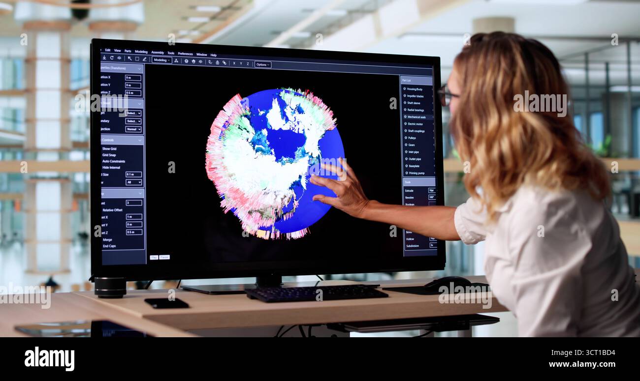 Previsioni climatiche: Meteorologa donna che analizza i dati sugli uragani sul computer Foto Stock