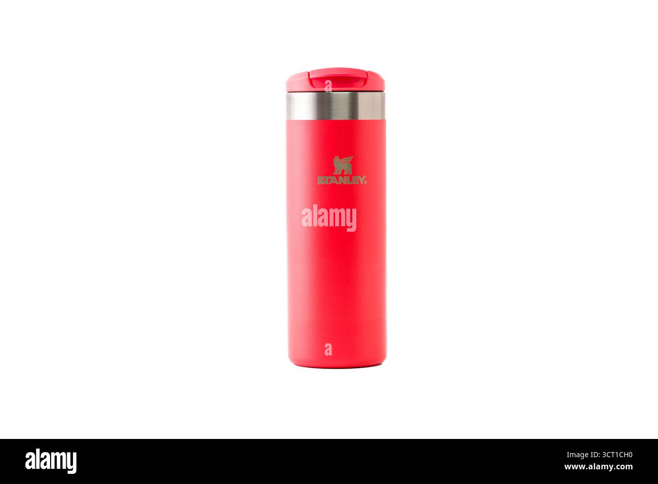 Antalya, Turchia - 17 agosto 2025: Resistente tazza Stanley Aerolight color corallo per bevande calde e fredde Foto Stock