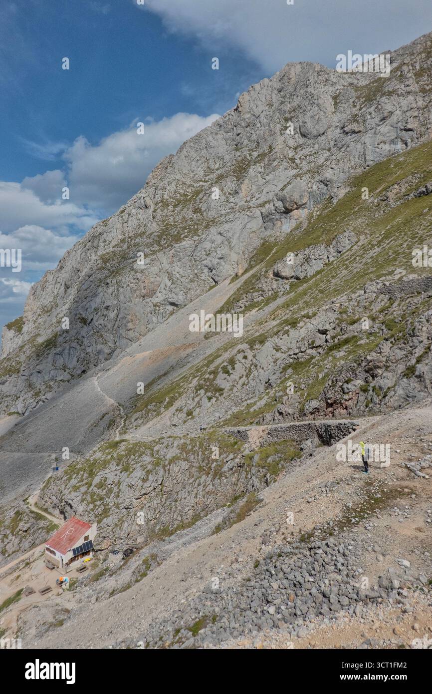 Scendendo al Refugio Caseton de Andara lungo il sentiero Anillo de Picos, Parco Nazionale Picos de Europa, Cantabria, Spagna Foto Stock