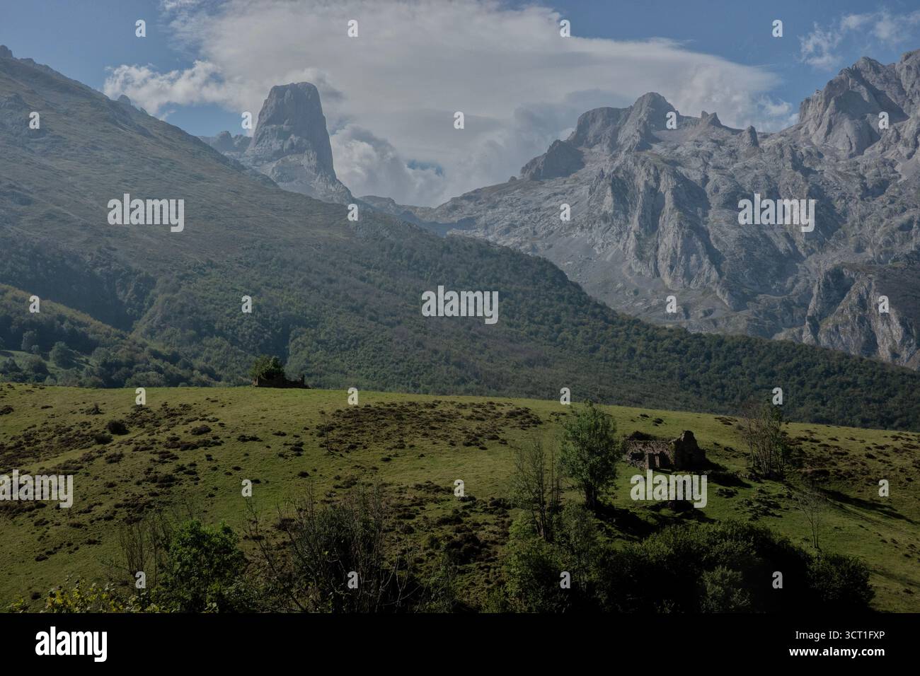 Pico Urriellu (Naranjo de Bulnes) e vista iconica del Parco Nazionale Picos de Europa, Cantabria, Spagna Foto Stock