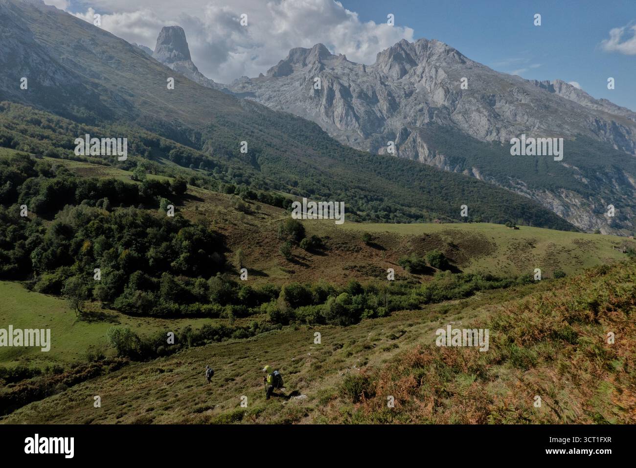 Pico Urriellu (Naranjo de Bulnes) e vista iconica del Parco Nazionale Picos de Europa, Cantabria, Spagna Foto Stock