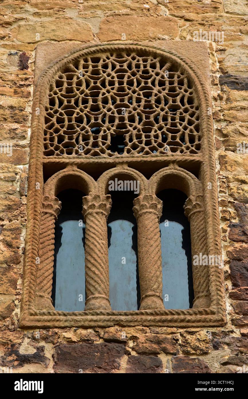 Finestra su una facciata della chiesa di San Miguel de Lillo vicino a Oviedo nelle Asturie Foto Stock