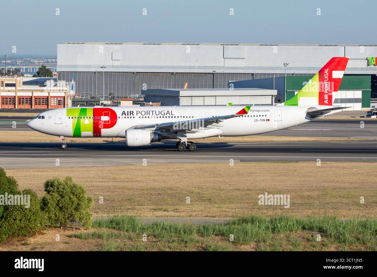 Avión de Línea de largo radio Airbus A330 de la aerolínea TAP Air Portugal despegando en el aeropuerto de Lisboa con matrícula CS-TON Foto Stock