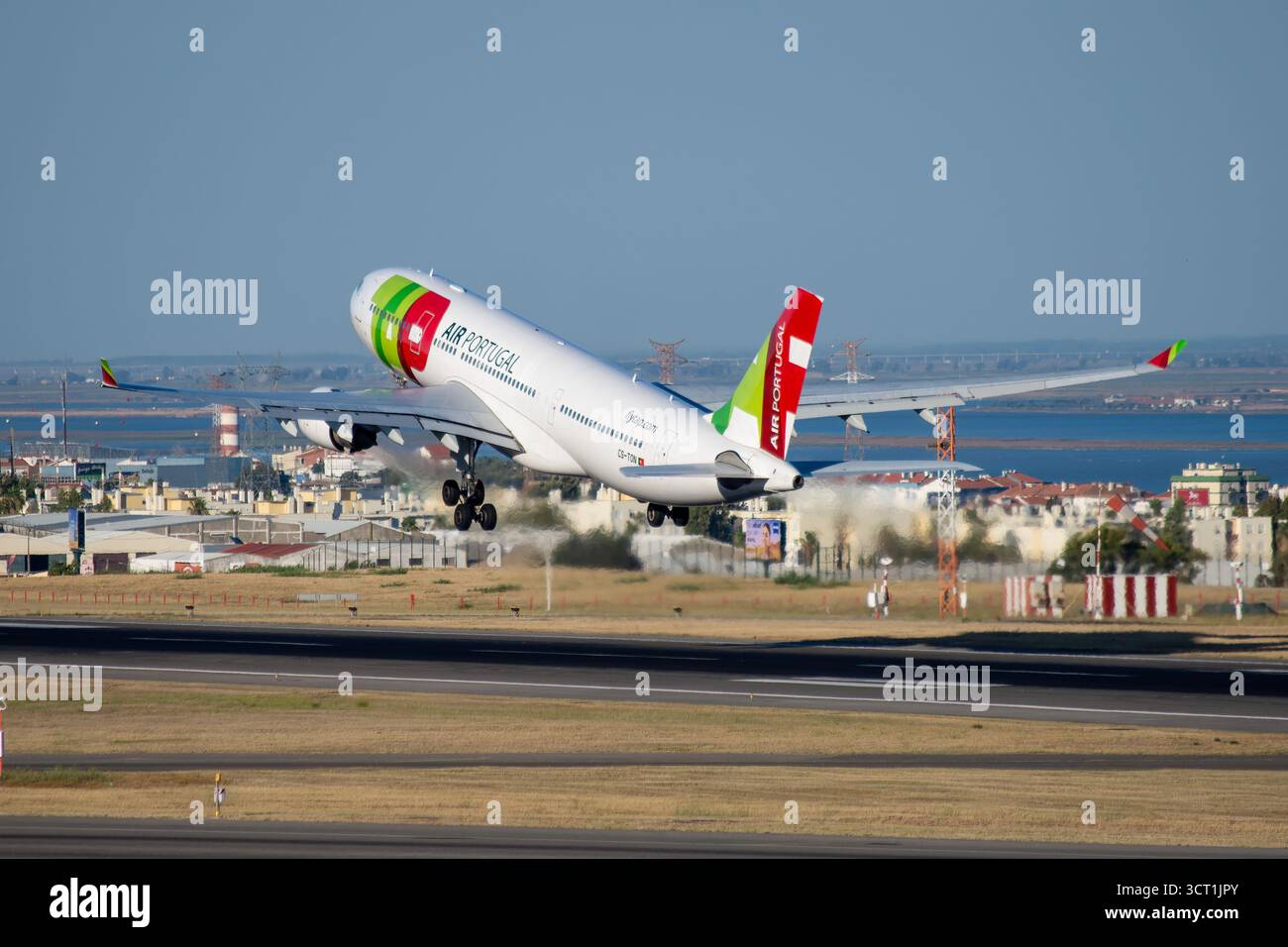 Avión de Línea de largo radio Airbus A330 de la aerolínea TAP Air Portugal despegando en el aeropuerto de Lisboa con matrícula CS-TON Foto Stock