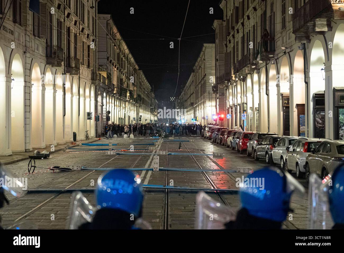 Guerriglia urbana a Torino al termine dello sciopero generale nazionale Blocchiamo tutto contro il genocidio del popolo palestinese e la complicità del governo Meloni. Torino, Italia. - Venerdì 3 ottobre 2025. Cronaca (foto di Matteo Secci/LaPresse) scontri urbani a Torino dopo lo sciopero generale Nazionale "Blocca tutto" contro il genocidio del popolo palestinese e la complicità del governo Meloni. Torino, Italia. - Venerdì 3 ottobre 2025. News (foto di Matteo Secci/LaPresse). Crediti: LaPresse/Alamy Live News Foto Stock