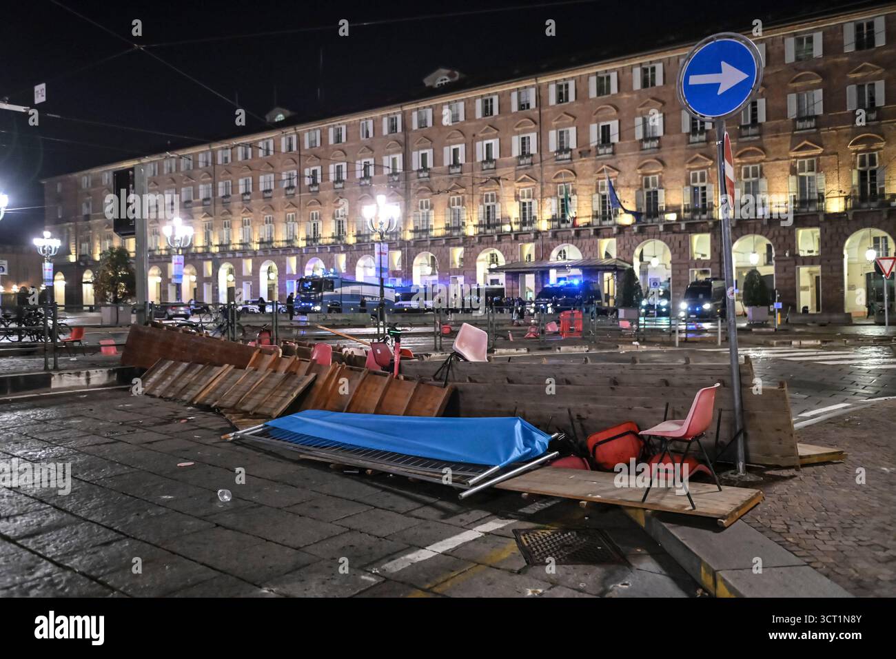 Guerriglia urbana a Torino al termine dello sciopero generale nazionale Blocchiamo tutto contro il genocidio del popolo palestinese e la complicità del governo Meloni. Torino, Italia. - Venerdì 3 ottobre 2025. Cronaca (foto di Matteo Secci/LaPresse) scontri urbani a Torino dopo lo sciopero generale Nazionale "Blocca tutto" contro il genocidio del popolo palestinese e la complicità del governo Meloni. Torino, Italia. - Venerdì 3 ottobre 2025. News (foto di Matteo Secci/LaPresse). Crediti: LaPresse/Alamy Live News Foto Stock