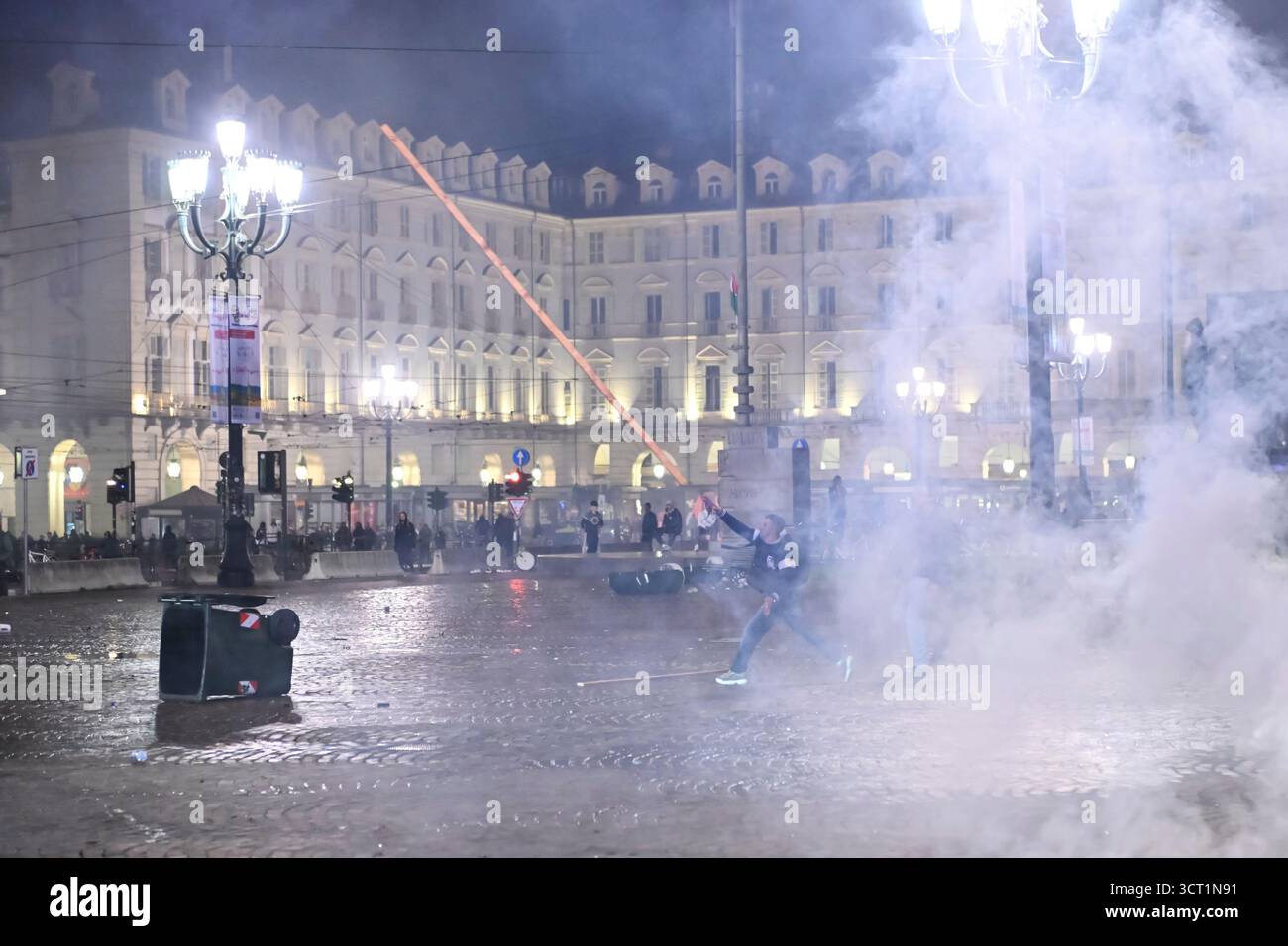 Guerriglia urbana a Torino al termine dello sciopero generale nazionale Blocchiamo tutto contro il genocidio del popolo palestinese e la complicità del governo Meloni. Torino, Italia. - Venerdì 3 ottobre 2025. Cronaca (foto di Matteo Secci/LaPresse) scontri urbani a Torino dopo lo sciopero generale Nazionale "Blocca tutto" contro il genocidio del popolo palestinese e la complicità del governo Meloni. Torino, Italia. - Venerdì 3 ottobre 2025. News (foto di Matteo Secci/LaPresse). Crediti: LaPresse/Alamy Live News Foto Stock