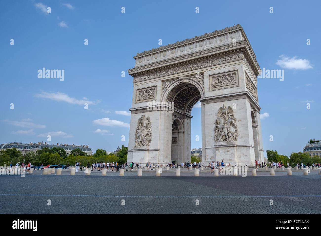 Parigi, Francia - 9 agosto 2025 : Vista panoramica dell'Arco di Trionfo, l'Arco di Trionfo della stella a Parigi in Francia Foto Stock