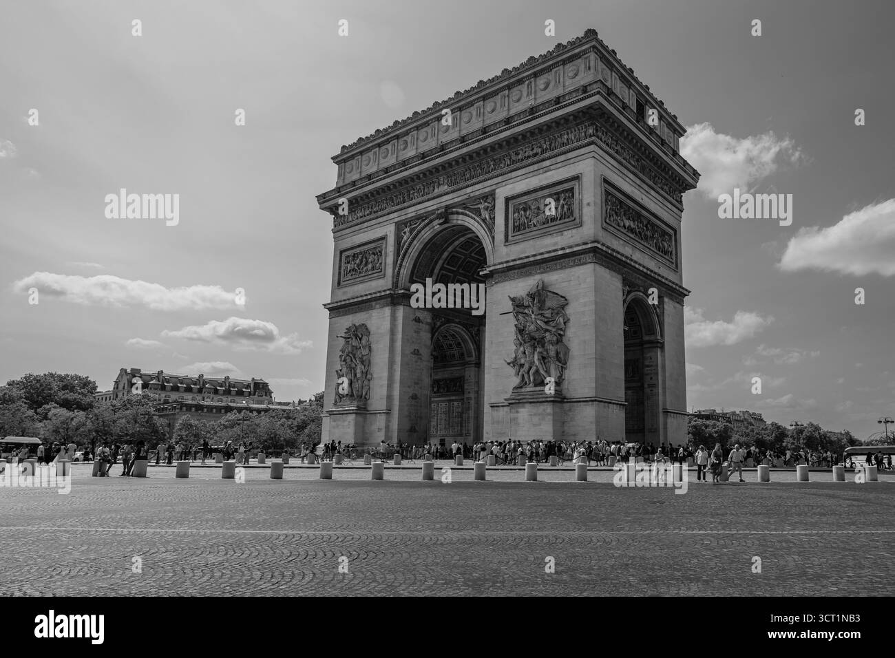 Parigi, Francia - 9 agosto 2025 : Vista panoramica dell'Arco di Trionfo, l'Arco di Trionfo della stella a Parigi Francia in bianco e nero Foto Stock
