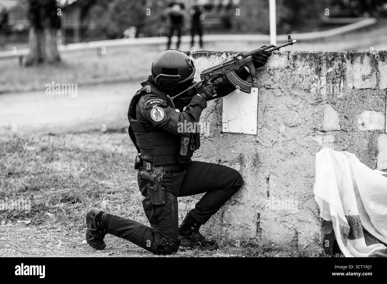 Ochiuri, Romania - 25 settembre 2025: Poliziotti antisommossa rumeni (BSIJ) durante un'esercitazione in un'esercitazione internazionale per le forze di sicurezza in Europa. Foto Stock