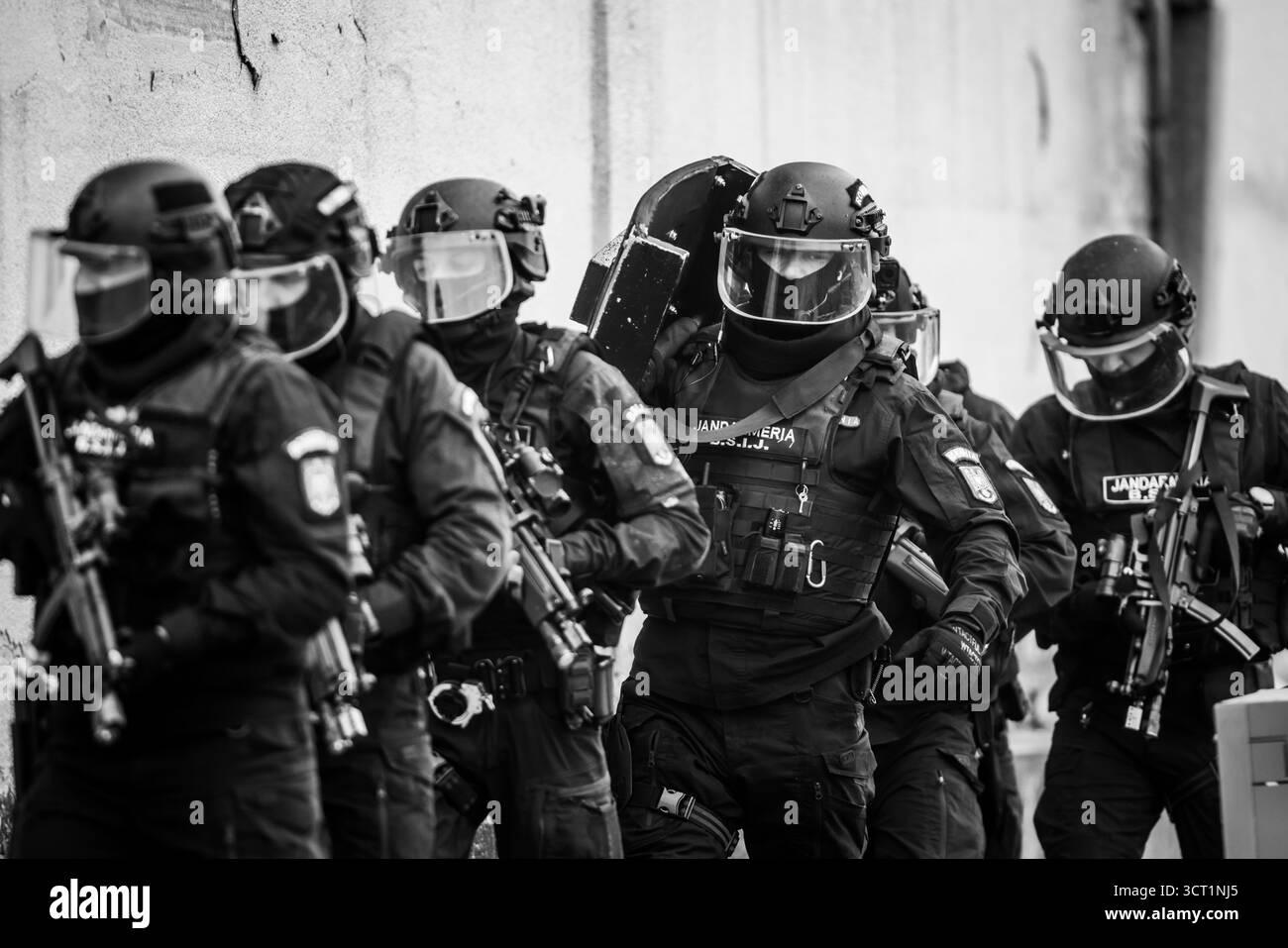 Ochiuri, Romania - 25 settembre 2025: Poliziotti antisommossa rumeni (BSIJ) durante un'esercitazione in un'esercitazione internazionale per le forze di sicurezza in Europa. Foto Stock