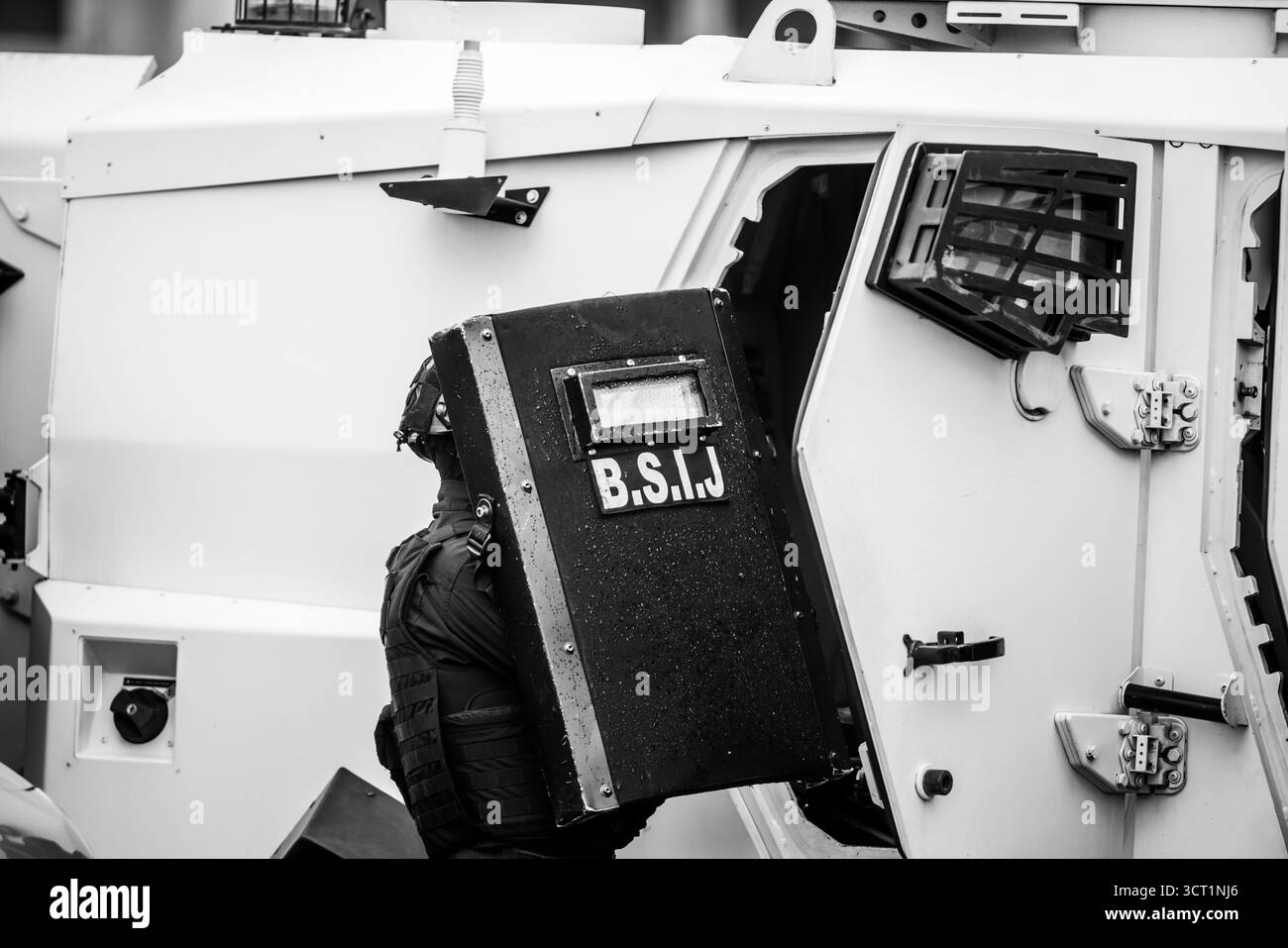 Ochiuri, Romania - 25 settembre 2025: Poliziotti antisommossa rumeni (BSIJ) durante un'esercitazione in un'esercitazione internazionale per le forze di sicurezza in Europa. Foto Stock