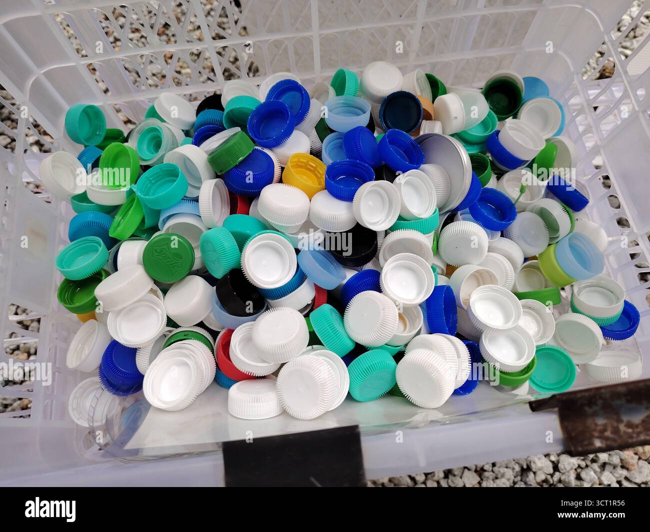 Tappi per bottiglie in plastica assortiti per il riciclaggio Foto Stock
