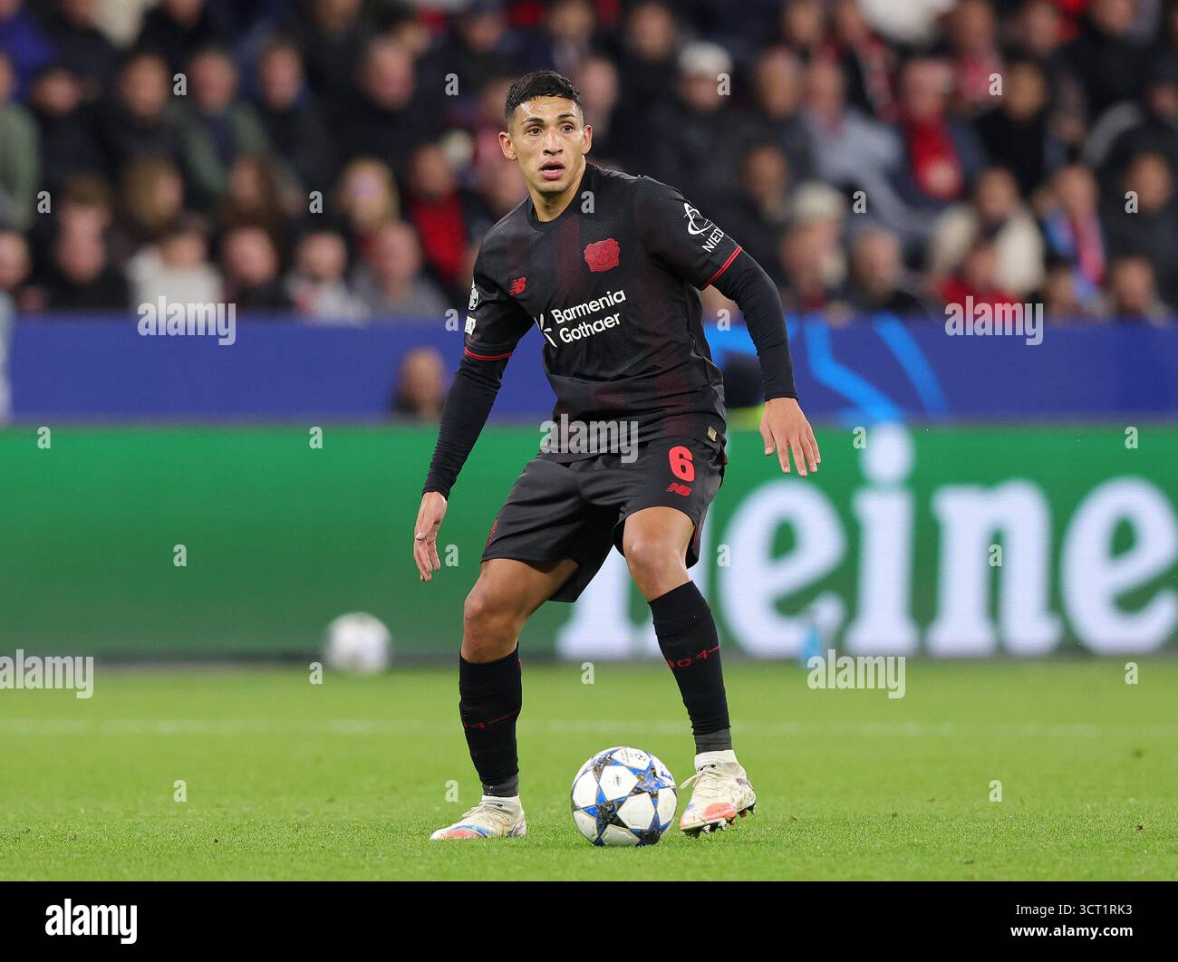 Leverkusen, Germania. 1 ottobre 2025. Firo: 01.10.2025, calcio, UEFA Champions League, CL, CHL, stagione 2025/2026, 2° giorno di partita, Bayer 04 Leverkusen - PSV Eindhoven 1:1 Equi Fernandez di Bayer 04 Leverkusen gioca la palla, azione individuale Credit: dpa/Alamy Live News Foto Stock