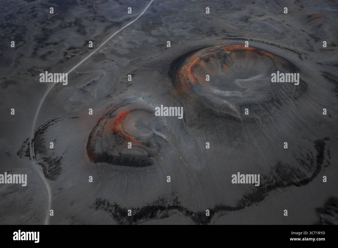 Crateri rossi nel deserto di sabbia nera, Highlands islandesi, Islanda Foto Stock