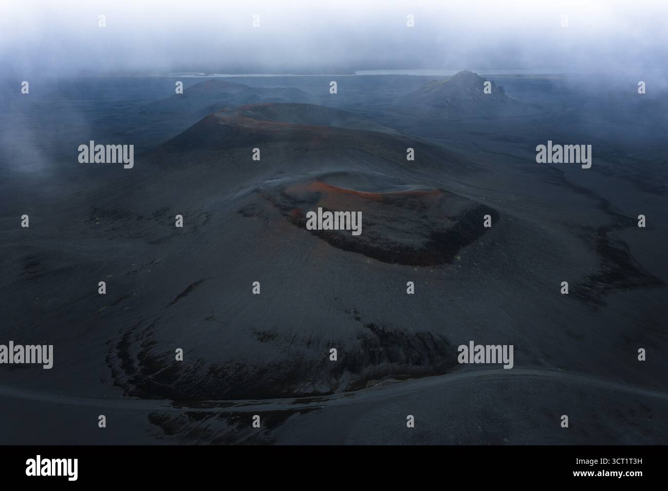 Crateri rossi nel deserto di sabbia nera, Highlands islandesi, Islanda Foto Stock