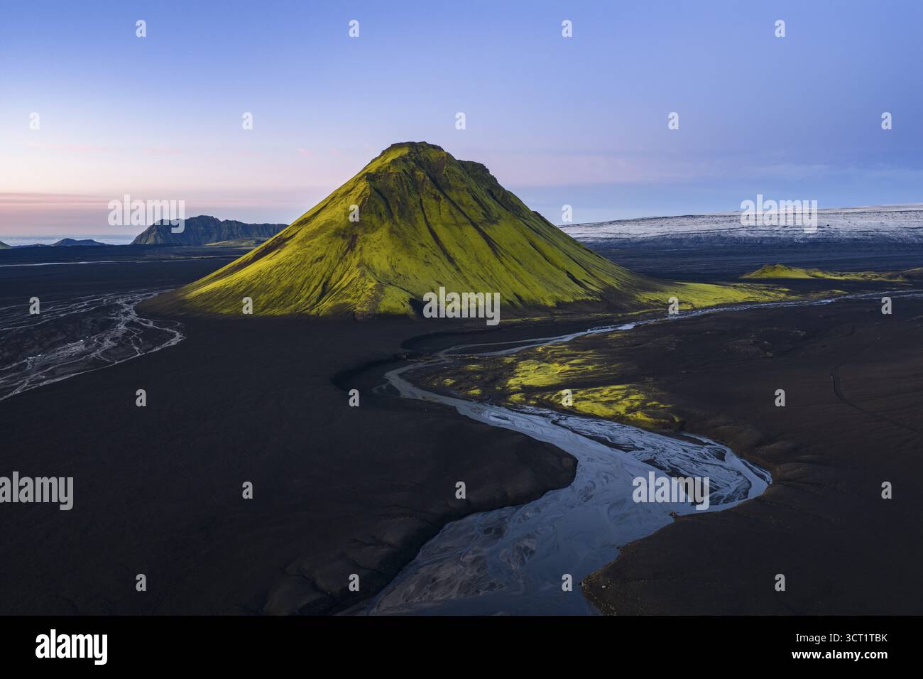 Montagna coperta di muschio Maelifell, Maelifell, dietro il ghiacciaio Myrdalsjoekull, Highlands islandesi, Islanda Foto Stock