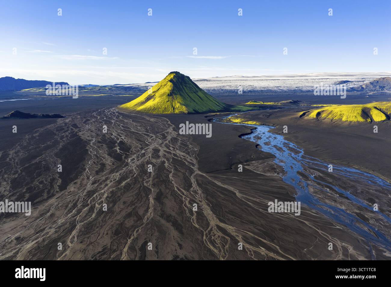 Montagna coperta di muschio Maelifell, Maelifell, dietro il ghiacciaio Myrdalsjoekull, Highlands islandesi, Islanda Foto Stock