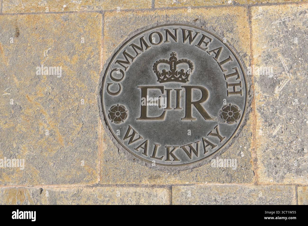Grande placca rotonda in placca dalla zona pedonale di la Valletta, capitale di Malta, placca con iscrizione Commonwealth Walkway e stilizzato inglese Foto Stock