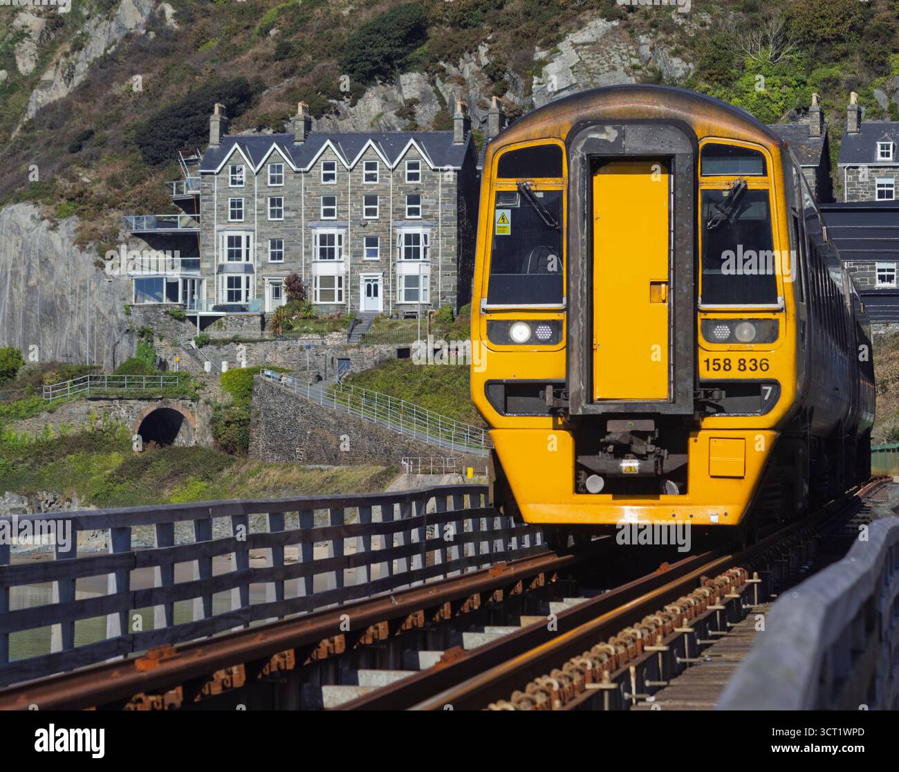 Il treno attraversa il famoso ponte di Barmouth in Galles che attraversa l'estuario del fiume Mawddach. Preso dal ponte stesso. Foto Stock