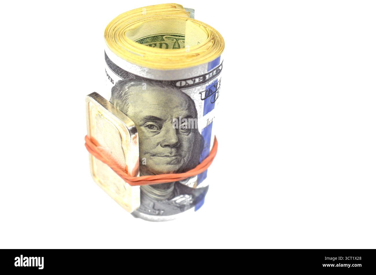 Banconote in contanti in puro argento da 1 oncia e 100 USD banconote da 100 dollari americani rotolate con un elastico, moneta americana e argento Foto Stock