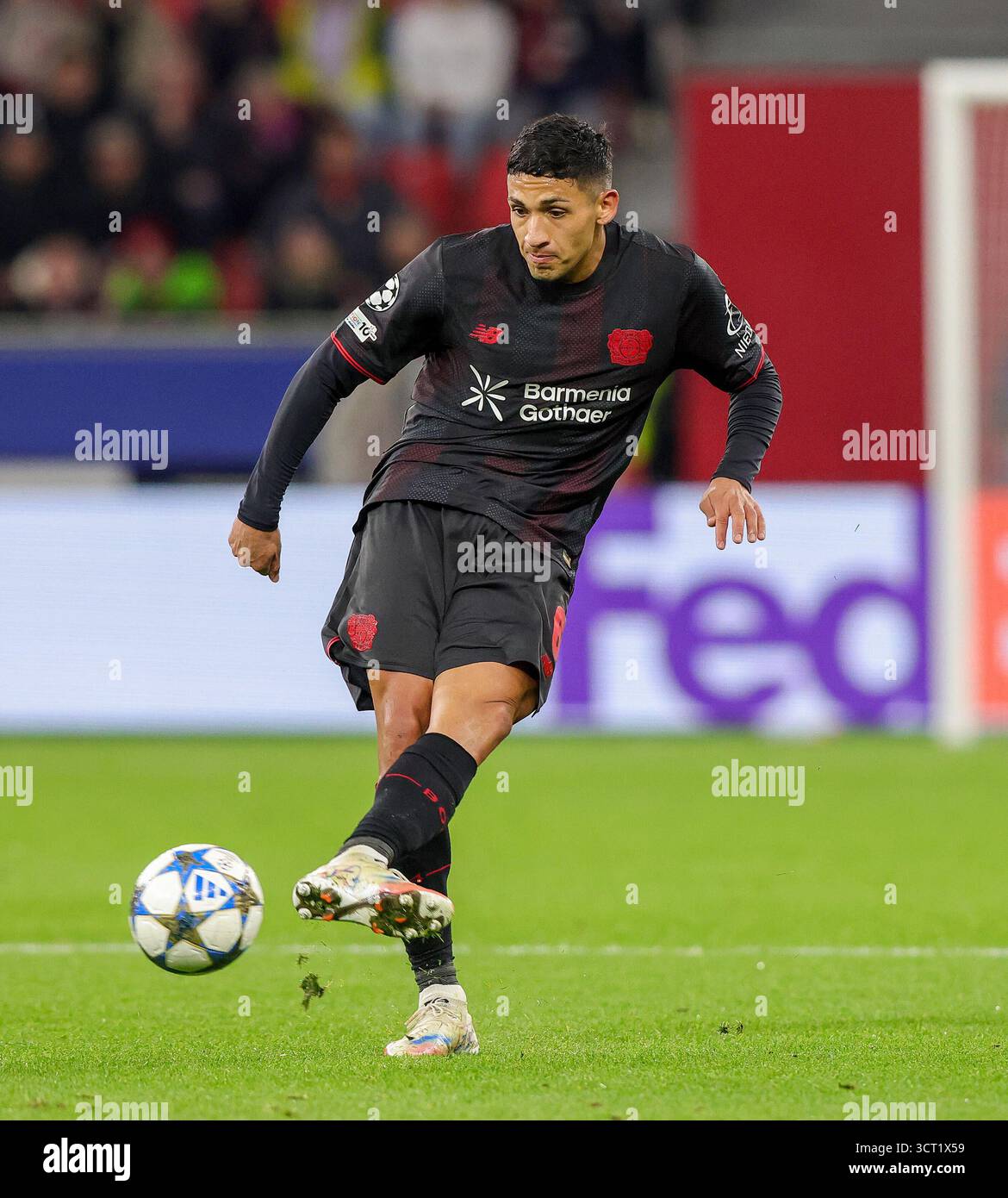 Leverkusen, Germania. 1 ottobre 2025. Firo: 01.10.2025, calcio, UEFA Champions League, CL, CHL, stagione 2025/2026, 2° giorno di partita, Bayer 04 Leverkusen - PSV Eindhoven Equi Fernandez di Bayer 04 Leverkusen gioca la palla, azione individuale Credit: dpa/Alamy Live News Foto Stock