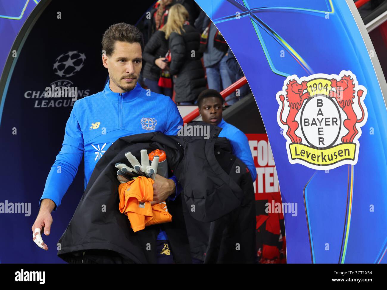 Leverkusen, Germania. 1 ottobre 2025. Firo : 01.10.2025, calcio, UEFA Champions League, CL, CHL, stagione 2025/2026, 2° giorno di partita, Bayer 04 Leverkusen - PSV Eindhoven portiere Janis Blaswich del Bayer 04 Leverkusen cammina in panchina, sulla strada per la panchina crediti: dpa/Alamy Live News Foto Stock