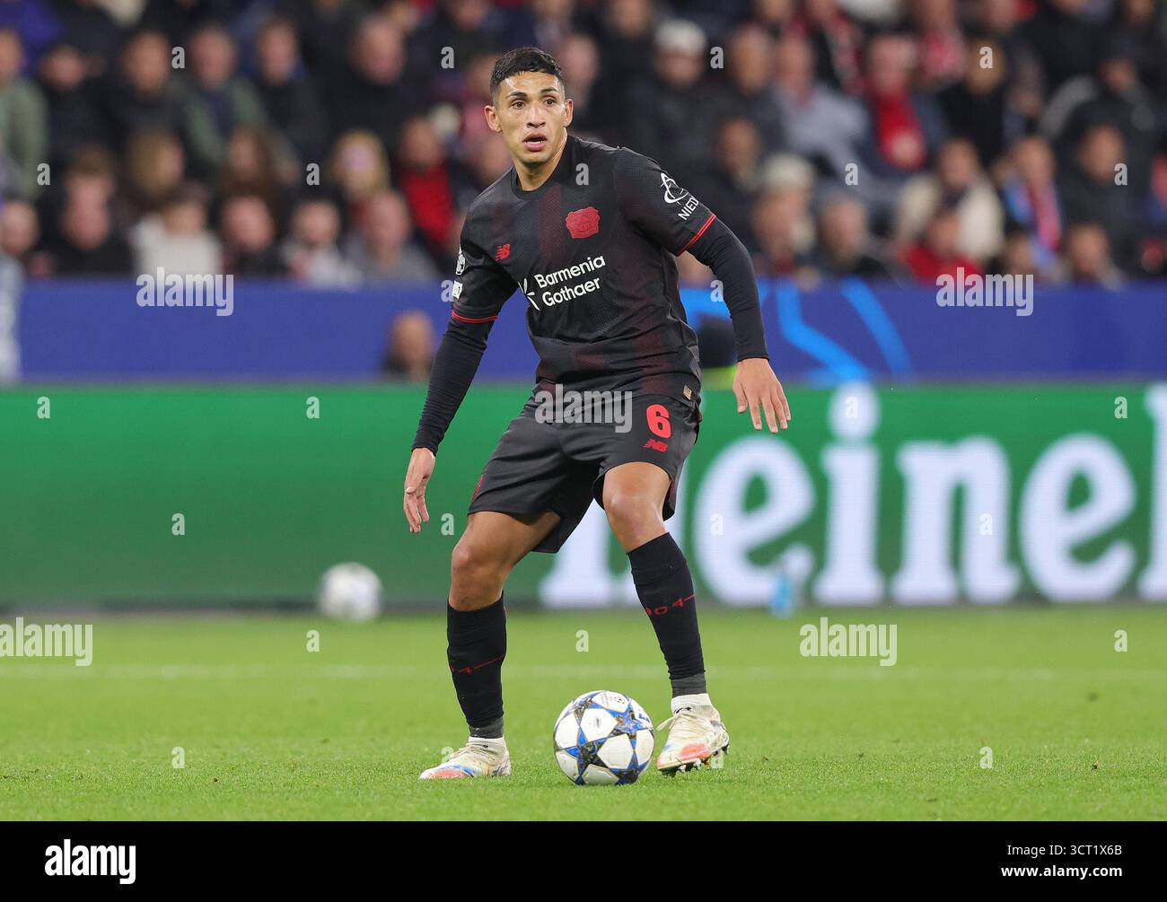 Leverkusen, Germania. 1 ottobre 2025. Firo: 01.10.2025, calcio, UEFA Champions League, CL, CHL, stagione 2025/2026, 2° giorno di partita, Bayer 04 Leverkusen - PSV Eindhoven Equi Fernandez di Bayer 04 Leverkusen gioca la palla, azione individuale Credit: dpa/Alamy Live News Foto Stock