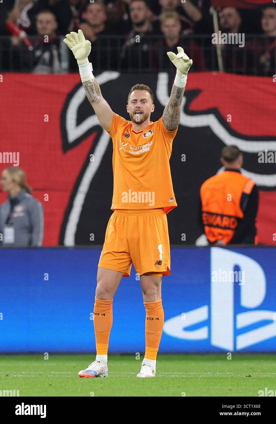 Leverkusen, Germania. 1 ottobre 2025. Firo: 01.10.2025, calcio, UEFA Champions League, CL, CHL, stagione 2025/2026, 2° giorno, Bayer 04 Leverkusen - PSV Eindhoven portiere Mark Flekken di Bayer 04 Leverkusen gesti crediti: dpa/Alamy Live News Foto Stock