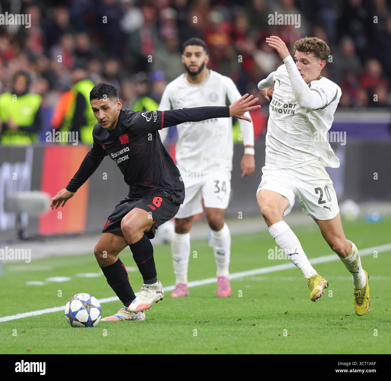 Leverkusen, Germania. 1 ottobre 2025. Firo : 01.10.2025, calcio, UEFA Champions League, CL, CHL, stagione 2025/2026, 2° giorno di partita, Bayer 04 Leverkusen - PSV Eindhoven Equi Fernandez di Bayer 04 Leverkusen (L) e Guus Til di PSV Eindhoven competono per la palla credito: dpa/Alamy Live News Foto Stock