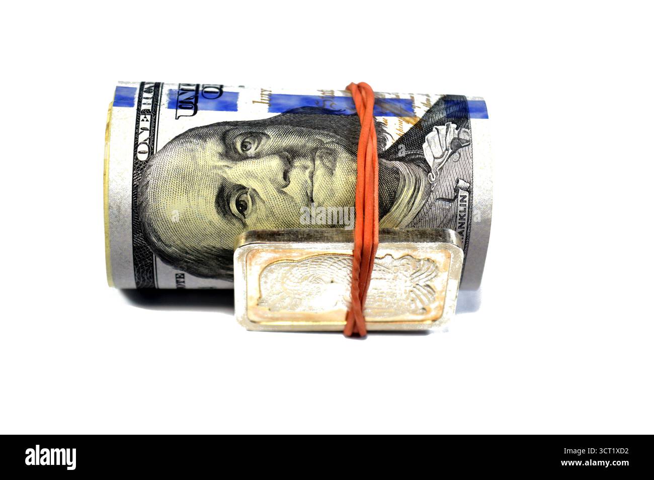 Banconote in contanti in puro argento da 1 oncia e 100 USD banconote da 100 dollari americani rotolate con un elastico, moneta americana e argento Foto Stock