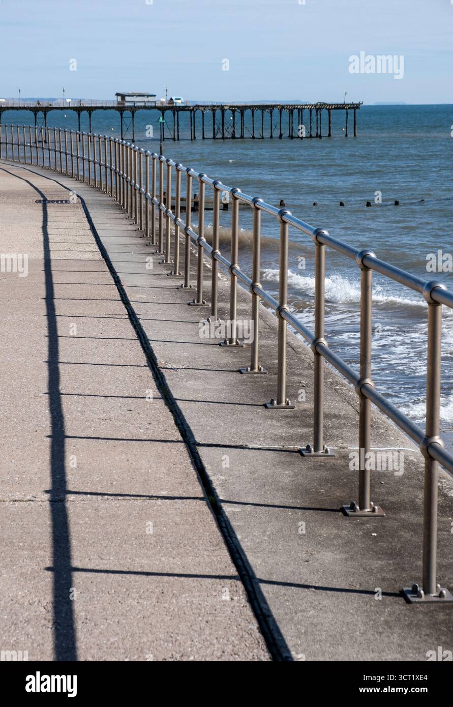 Il Grand Pier nella città Devon di Teignmouth, in Inghilterra, in una soleggiata giornata autunnale. Foto Stock