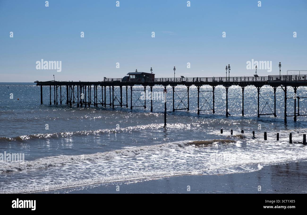 Il Grand Pier nella città Devon di Teignmouth, in Inghilterra, in una soleggiata giornata autunnale. Foto Stock