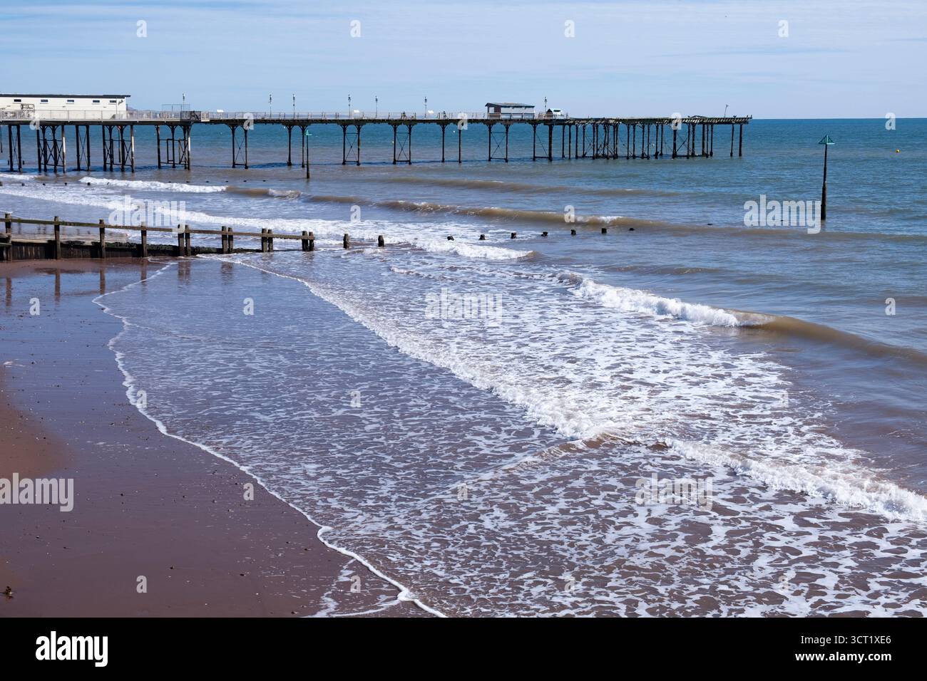 Il Grand Pier nella città Devon di Teignmouth, in Inghilterra, in una soleggiata giornata autunnale. Foto Stock