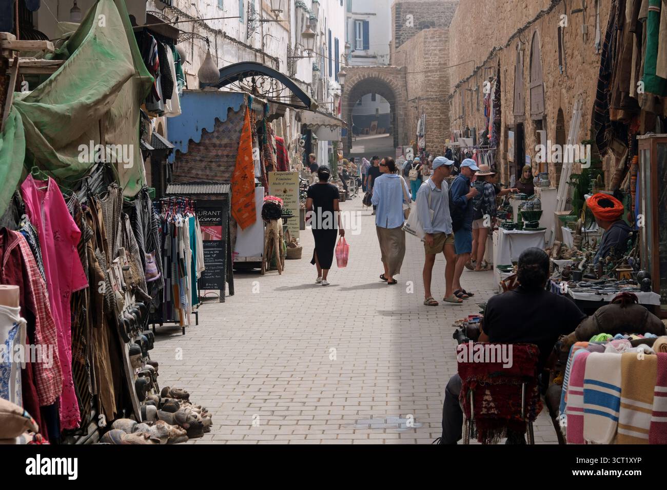 I negozi e le bancarelle sotto nel suk all'interno delle mura della città di Essaouira in Marocco Foto Stock